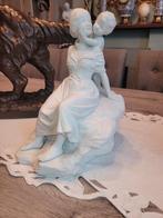 zeer mooi getekend porseleinen beeld, Enlèvement