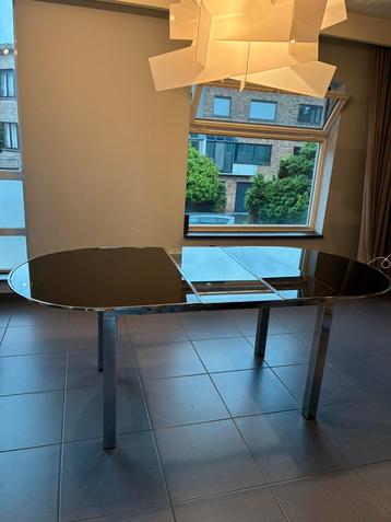 Tafel met chroom onderstel gratis op te halen. beschikbaar voor biedingen