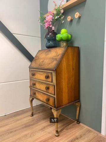 Vintage houten secretaire met lades en opbergvakken beschikbaar voor biedingen
