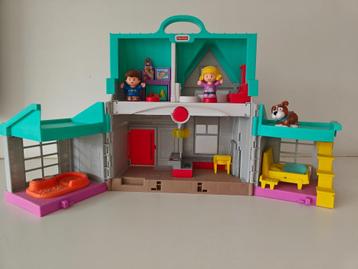 Maison Fisher Price Little People avec poupées et chien disponible aux enchères