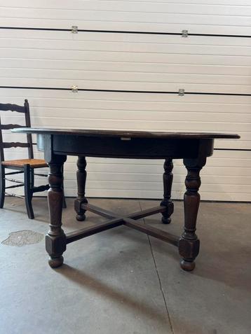 Antieke tafel met zes stoelen beschikbaar voor biedingen