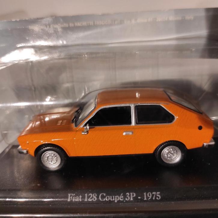 Fiat 128 Coupé oranje 1:43 in blisterverpakking +mag, Hobby en Vrije tijd, Modelauto's | 1:43, Nieuw, Ophalen of Verzenden