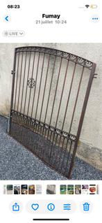 J Portail fer forgé et poteau.   1 battant légèrement plié, Enlèvement ou Envoi, Comme neuf, Fer