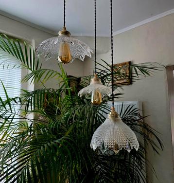 Vintage Holophane glazen hanglampen. beschikbaar voor biedingen