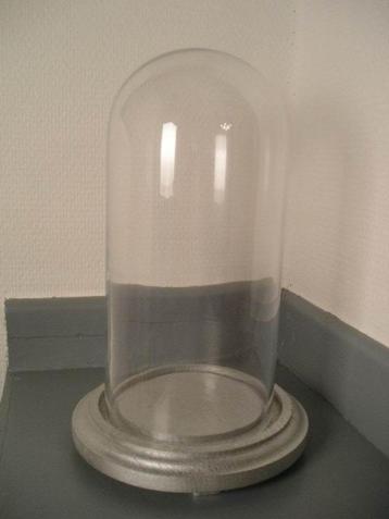 Glazen stolp beschikbaar voor biedingen