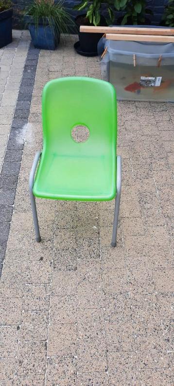 Groen kinderstoeltje, zitje in kunststof beschikbaar voor biedingen