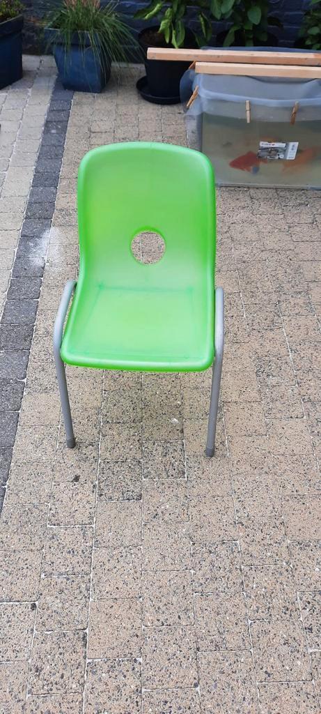Groen kinderstoeltje, zitje in kunststof, Tuin en Terras, Tuinstoelen, Zo goed als nieuw, Kunststof, Stapelbaar, Ophalen