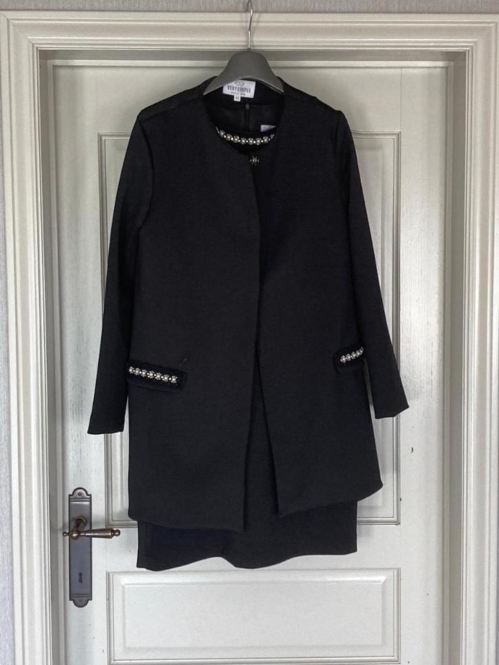 Mooie zwarte jurk met jas. VERY SIMPLE. Perfecte staat, Kleding | Dames, Jurken, Zo goed als nieuw, Maat 42/44 (L), Zwart, Boven de knie
