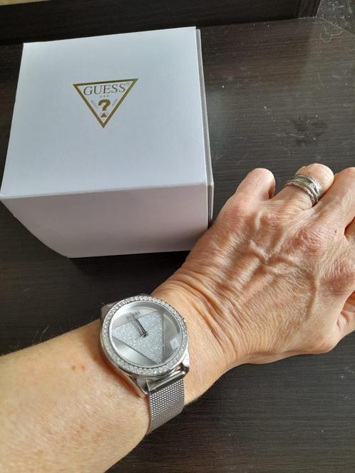 nieuwe zilveren hologe Guess met strass steentjes, Handtassen en Accessoires, Horloges | Dames, Nieuw, Polshorloge, Guess, Zilver