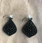 Zwarte oorbellen - hangers met een sparkle, Bijoux, Sacs & Beauté, Boucles d'oreilles, Comme neuf, Pendantes, Enlèvement ou Envoi