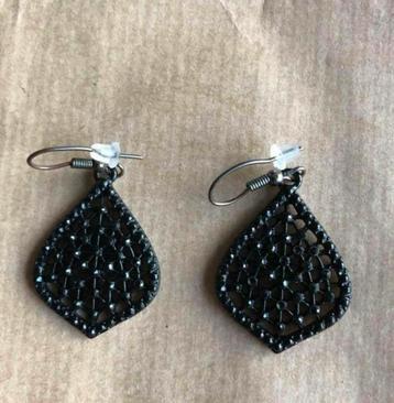 Zwarte oorbellen - hangers met een sparkle