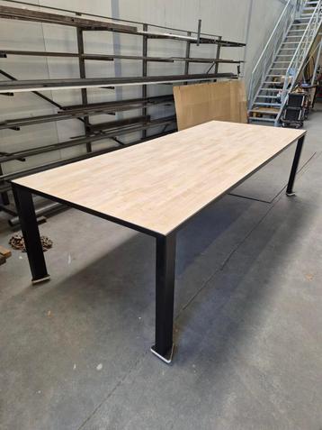 Grote tafel beschikbaar voor biedingen