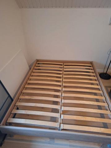 Bed met lattenbodem in houten frame beschikbaar voor biedingen