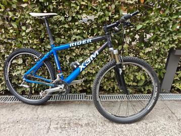 Mountainbike rider beschikbaar voor biedingen