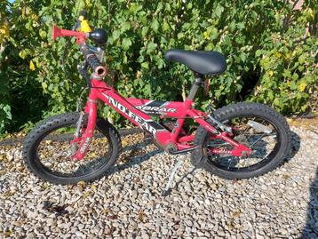 16 inch fiets met helmen en handschoenen 4 tot 8 jaar beschikbaar voor biedingen