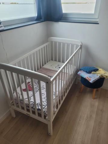 Vintage baby/peuterbed, met 3 sets beddengoed +gratis matras beschikbaar voor biedingen