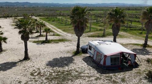 Caravan Hobby de luxe 440U + voortent + beschermhoes caravan, Caravans en Kamperen, Caravans, Particulier, tot en met 4, Treinzit