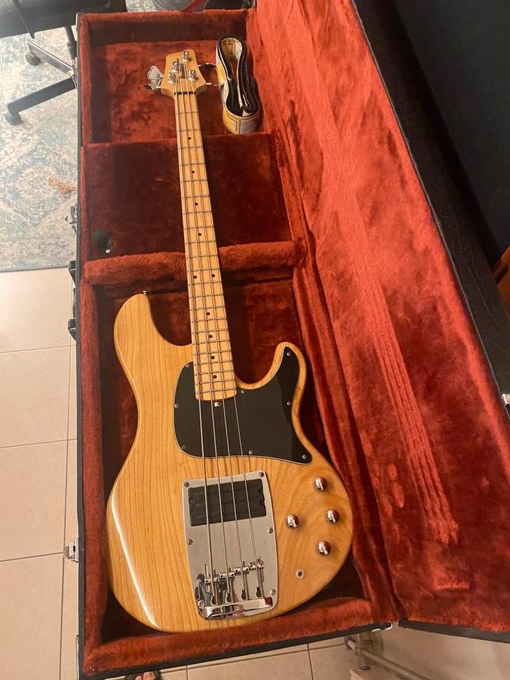 Ibanez ATK 300 met Koffer, Muziek en Instrumenten, Snaarinstrumenten | Gitaren | Bas, Zo goed als nieuw, Ophalen