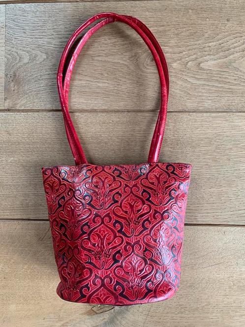 Lederen rode handtas, Handtassen en Accessoires, Tassen | Damestassen, Gebruikt, Schoudertasje, Rood, Ophalen of Verzenden