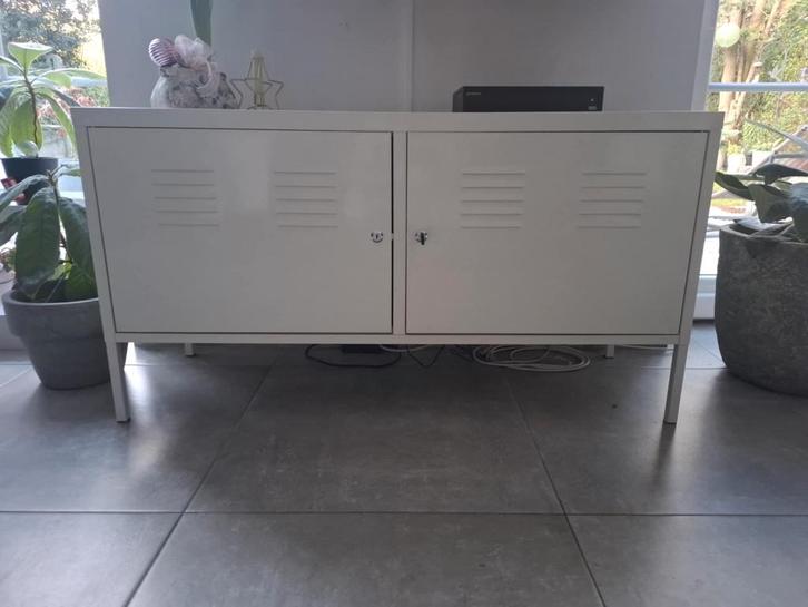 2 Meubles TV en métal IKÉA, Maison & Meubles, Armoires | Mobilier de télévision, Utilisé, Moins de 100 cm, 100 à 150 cm, 25 à 50 cm