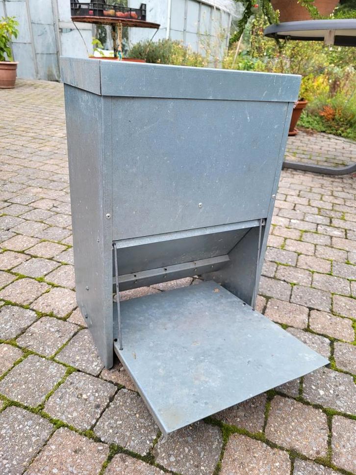 Automatische voederbak trapvoerbak kippen - In goede staat, Dieren en Toebehoren, Pluimvee | Toebehoren, Zo goed als nieuw, Drinken en Voederen