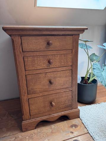 Vintage houten ladekastje beschikbaar voor biedingen