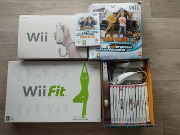 Lot Wii console  + Wii Fit + tapis + accessoires + 12 jeux