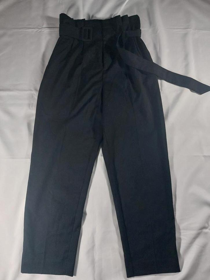 Pantalon noir avec ceinture de la marque H&M, Kleding | Dames, Broeken en Pantalons, Zo goed als nieuw, Maat 38/40 (M), Zwart