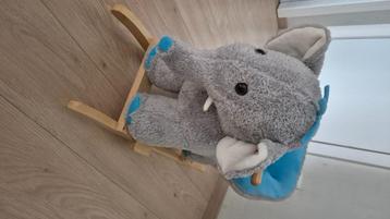 Schommel olifant beschikbaar voor biedingen