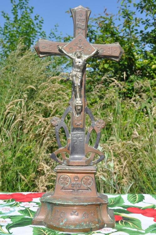 crucifix en regule cuivré, Antiquités & Art, Antiquités | Objets religieux, Enlèvement ou Envoi