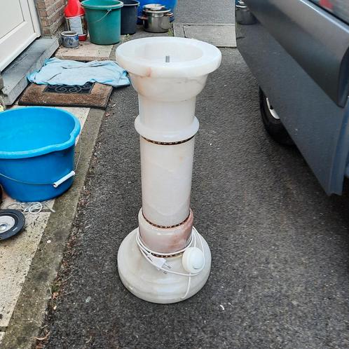 Pilaar in marmer . Afm. 60 cm hoog . Bovendiameter 19 cm ., Huis en Inrichting, Woonaccessoires | Zuilen en Pilaren, Zo goed als nieuw
