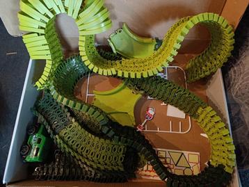 Dino World Track set 264delig met flexible baan. Goede staat beschikbaar voor biedingen