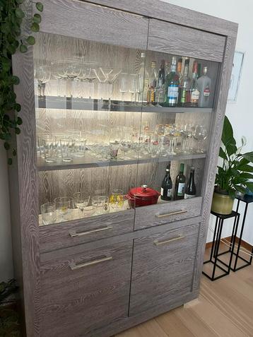 Kast met verlichting beschikbaar voor biedingen
