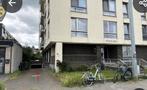Garage plaats en brommers en fietsen plaats