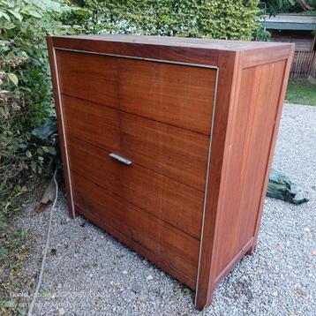 Gratis antieke kast beschikbaar voor biedingen