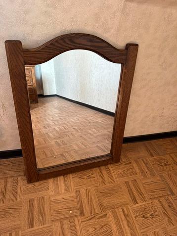 Spiegel met houten rand beschikbaar voor biedingen