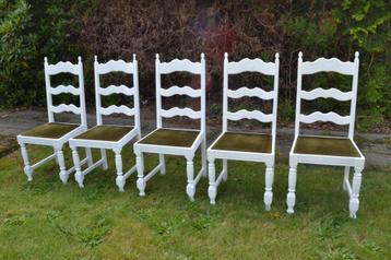 5 witte houten stoelen met zit in stof beschikbaar voor biedingen