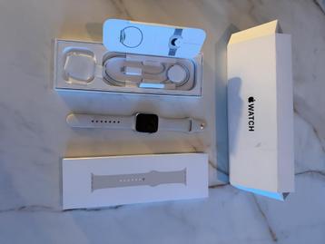 Apple Watch SE GPS 40 mm Starlight aluminium case beschikbaar voor biedingen