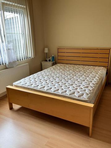 Houten bed met lattenbodem en matras beschikbaar voor biedingen