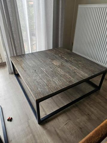 Mooie salontafel beschikbaar voor biedingen