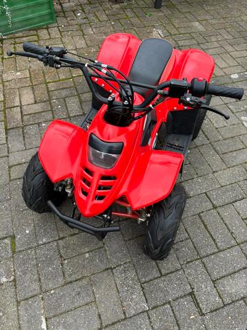 Le quad à essence 125 cc pour enfants démarre et conduit