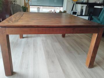 Prachtige vintage eettafel beschikbaar voor biedingen