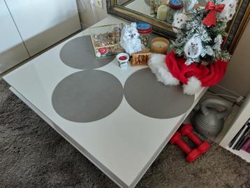 Witte salontafel 98 x 95 x 30,5 cm + 4 grijze placemats  beschikbaar voor biedingen