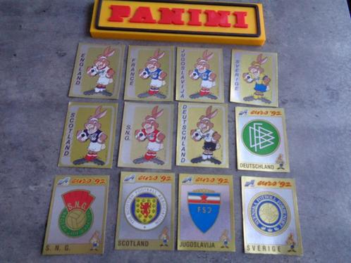 PANINI VOETBAL STICKERS EURO 92 EK EMBLEMEN 12X BADGES nieuw, Hobby en Vrije tijd, Stickers en Plaatjes, Ophalen of Verzenden