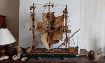 Zeer mooi oud houten model van een zeilboot, zeer decoratief