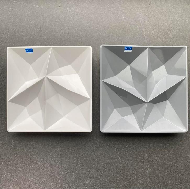 Lot de 4 assiettes apéritif Koziol + 8 pics – design moderne, Maison & Meubles, Cuisine | Vaisselle, Comme neuf, Enlèvement ou Envoi