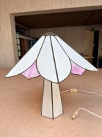 Vintage Tiffany-stijl tafellamp - wit glas met roze accenten, Ophalen, Zo goed als nieuw, Glas