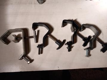 4 licht haken beschikbaar voor biedingen