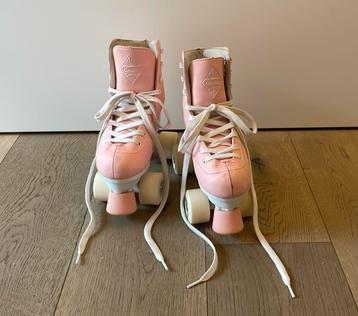 Roze rolschaatsen beschikbaar voor biedingen