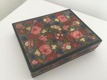 Kleine houten bloemendoos India of Iran? beschikbaar voor biedingen
